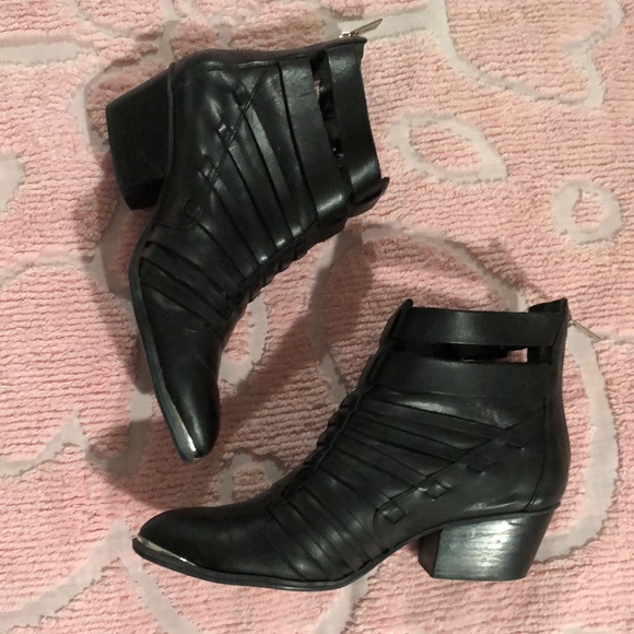 39/8 Schutz Black Leather Goth Witchy Buckle Strappy Boots Booties Magic Coven - Picture 9 of 14